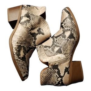 STYLE & CO SNAKESKIN ANKLE BOOT 2" HEEL SZ 6.5
